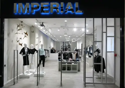 Podświetlany napis IMPERIAL nad wejściem do sklepu w galerii handlowej