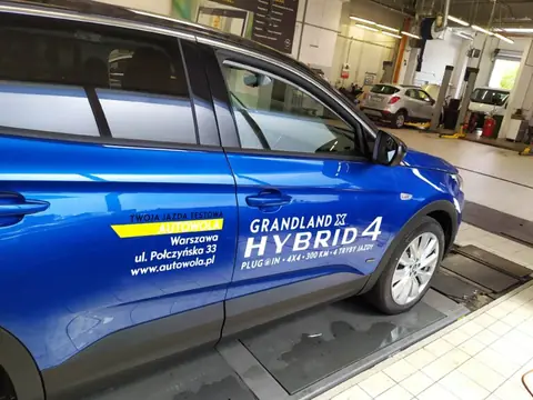 Niebieski Opel Grandland Hybrid4 z oklejeniem salonu Autowola na drzwiach