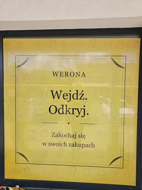 Szyba sklepu Werona z hasłem Wejdź. Odkryj. Zakochaj się w swoich zakupach