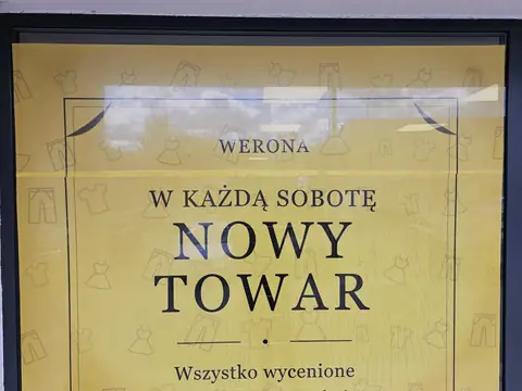 Zbliżenie folii na witrynie Werona: W każdą sobotę nowy towar, wszystko wycenione