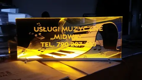 Podświetlana tablica z pleksi z nazwą i telefonem firmy Usługi muzyczne Midwi