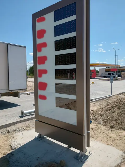 Pylon cenowy stacji paliw przed założeniem tablic z cenami