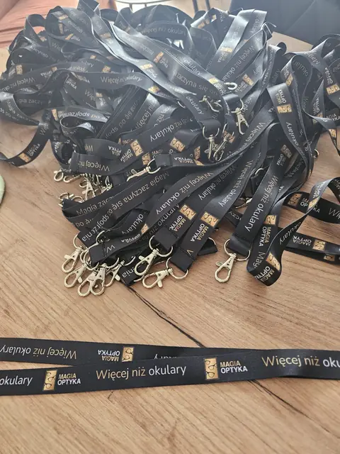 Czarne smycze z nadrukiem Magia Optyka - Więcej niż okulary