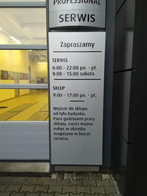 Tablica informacyjna z godzinami otwarcia serwisu i sklepu przy wejściu